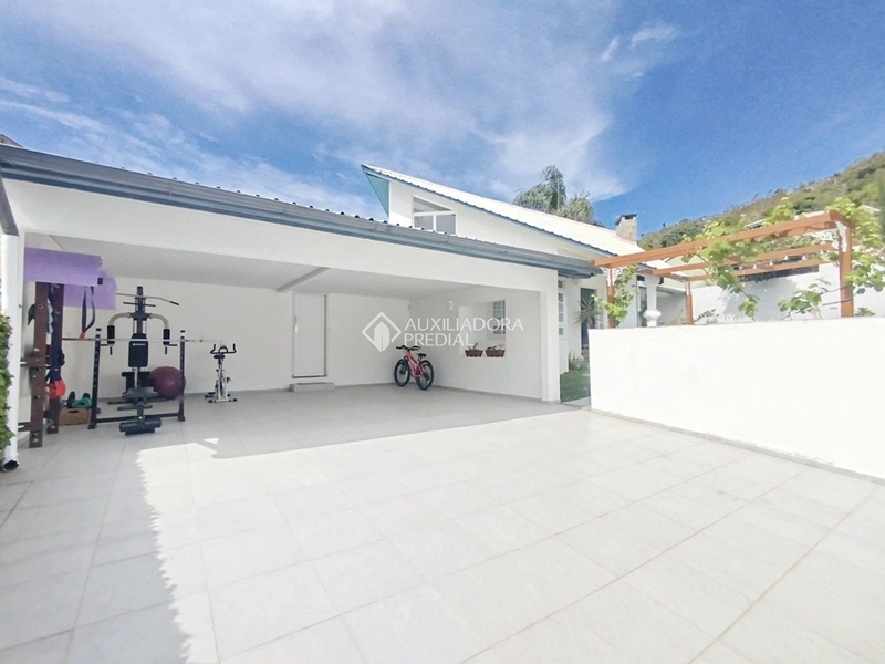 Casa 4 dormitórios para alugar em Florianópolis - 3 suítes, 5 vagas, piscina e vista deslumbrante: 3ª foto da galeria de imagens do imóvel