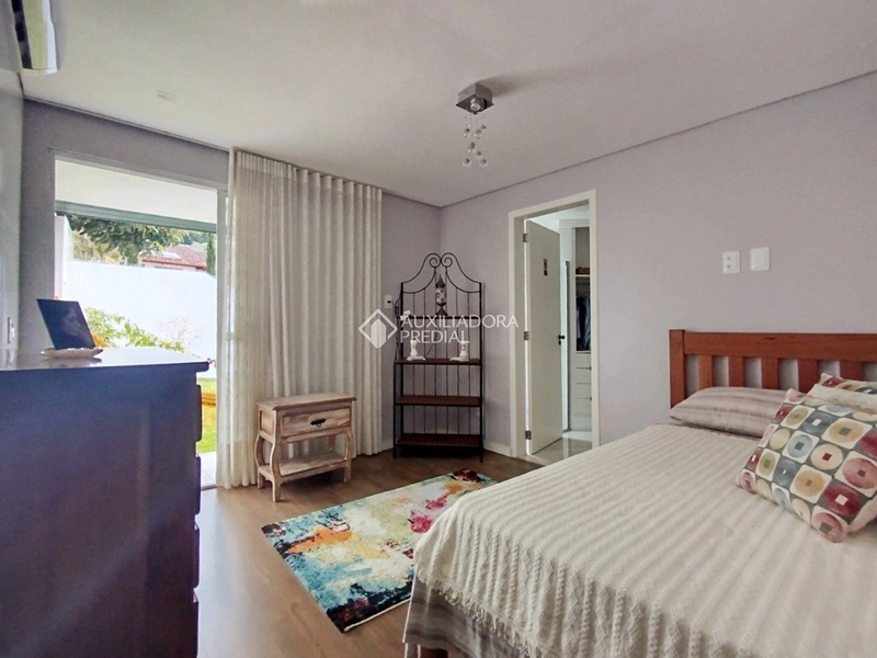 Casa 4 dormitórios para alugar em Florianópolis - 3 suítes, 5 vagas, piscina e vista deslumbrante: 15ª foto da galeria de imagens do imóvel