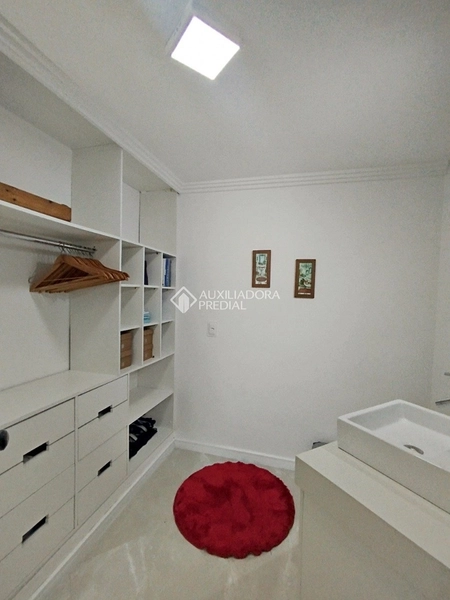 Casa 4 dormitórios para alugar em Florianópolis - 3 suítes, 5 vagas, piscina e vista deslumbrante: 17ª foto da galeria de imagens do imóvel