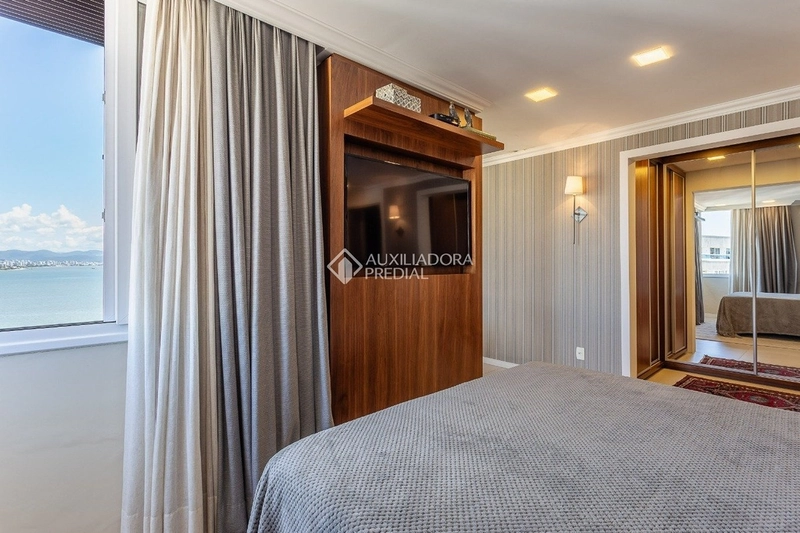 Cobertura duplex de luxo à venda na Agronômica | Vista panorâmica para a Beira-Mar Norte: 35ª foto da galeria de imagens do imóvel