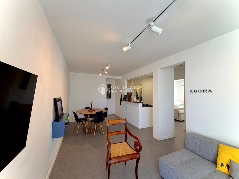 Apartamento reformado no Centro de Florianópolis | 2 dormitórios + vaga: 3ª foto da galeria de imagens do imóvel