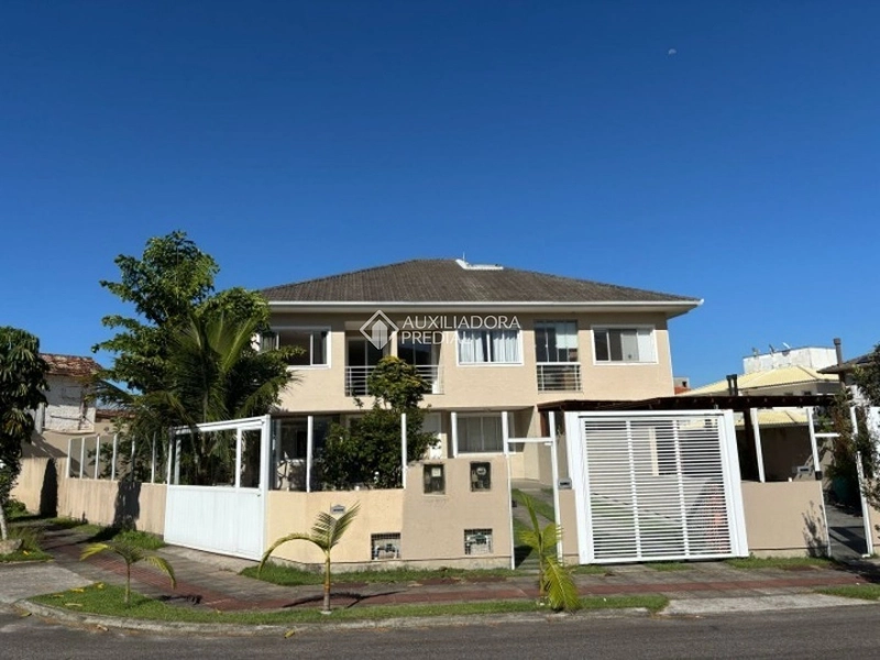 Casa semi mobiliada para aluguel em Florianópolis | 3 suítes | piscina privativa | alto padrão: 2ª foto da galeria de imagens do imóvel