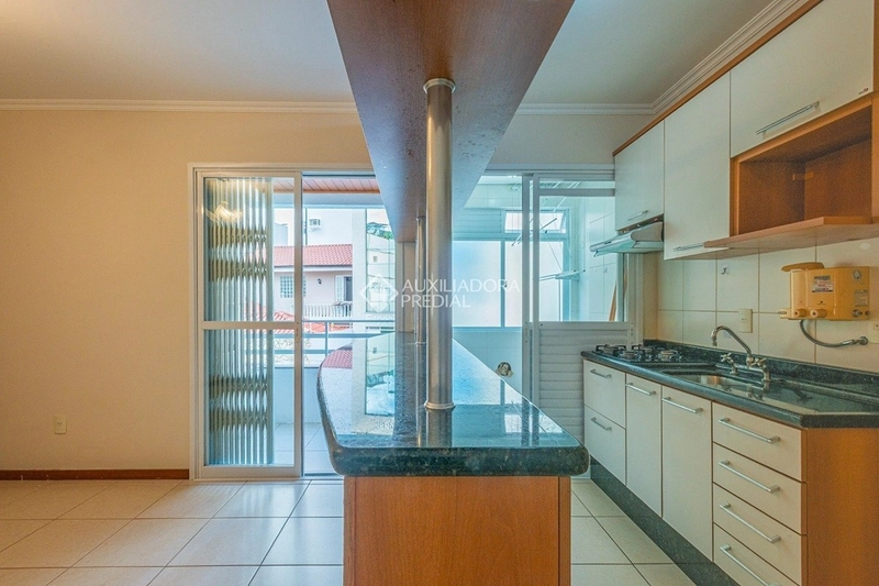 Apartamento 2 dormitórios com suíte e sacada no Centro de Florianópolis – vaga coberta: 2ª foto da galeria de imagens do imóvel