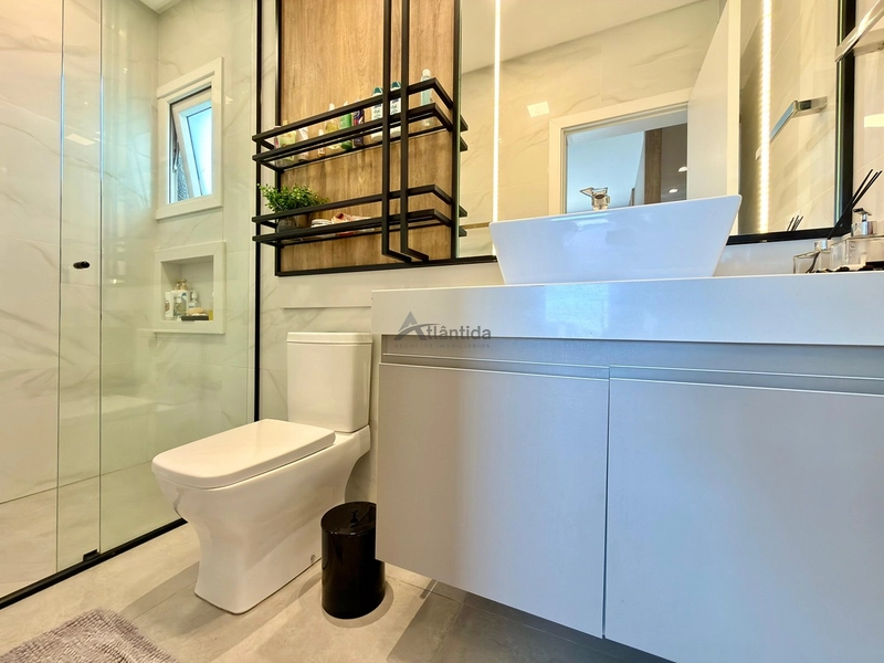 Sobrado mobiliado no Condomínio Blue com 4 dormitórios, espaço gourmet e living com pé-direito alto.: 37ª foto da galeria de imagens do imóvel