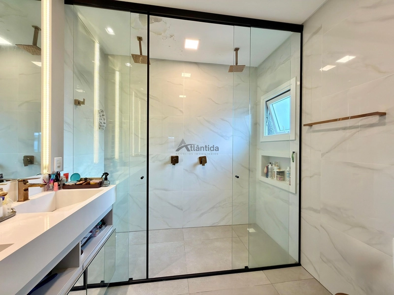 Sobrado mobiliado no Condomínio Blue com 4 dormitórios, espaço gourmet e living com pé-direito alto.: 27ª foto da galeria de imagens do imóvel