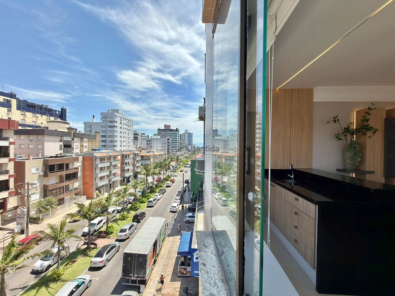 Apartamento de esquina no Centro de Capão da Canoa, com 3 dormitórios, sacada de frente, churrasqueira, vista eterna para o mar e serra, a apenas 1 quadra do mar.: 25ª foto da galeria de imagens do imóvel
