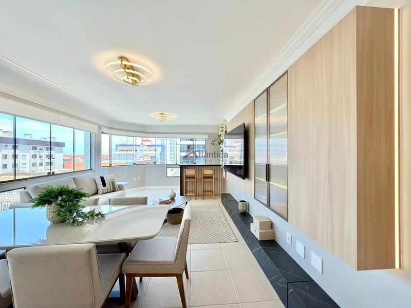 Apartamento de esquina no Centro de Capão da Canoa, com 3 dormitórios, sacada de frente, churrasqueira, vista eterna para o mar e serra, a apenas 1 quadra do mar.: 34ª foto da galeria de imagens do imóvel