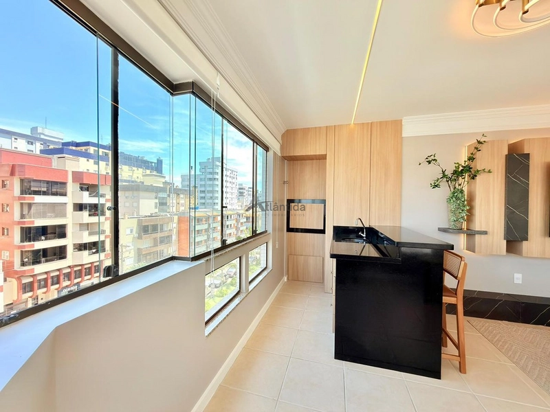 Apartamento de esquina no Centro de Capão da Canoa, com 3 dormitórios, sacada de frente, churrasqueira, vista eterna para o mar e serra, a apenas 1 quadra do mar.: 8ª foto da galeria de imagens do imóvel