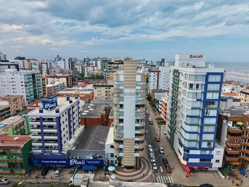 Apartamento de esquina no Centro de Capão da Canoa, com 3 dormitórios, sacada de frente, churrasqueira, vista eterna para o mar e serra, a apenas 1 quadra do mar.: 14ª foto da galeria de imagens do imóvel