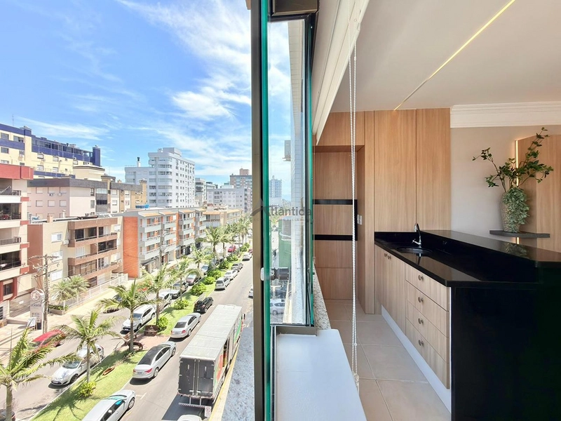 Apartamento de esquina no Centro de Capão da Canoa, com 3 dormitórios, sacada de frente, churrasqueira, vista eterna para o mar e serra, a apenas 1 quadra do mar.: 4ª foto da galeria de imagens do imóvel