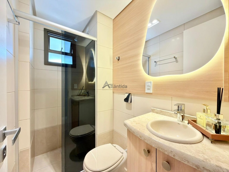 Apartamento de esquina no Centro de Capão da Canoa, com 3 dormitórios, sacada de frente, churrasqueira, vista eterna para o mar e serra, a apenas 1 quadra do mar.: 7ª foto da galeria de imagens do imóvel