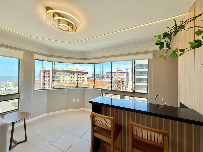 Apartamento de esquina no Centro de Capão da Canoa, com 3 dormitórios, sacada de frente, churrasqueira, vista eterna para o mar e serra, a apenas 1 quadra do mar.: 5ª foto da galeria de imagens do imóvel