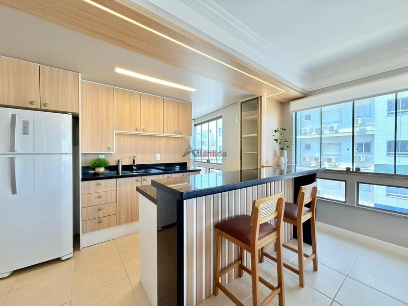 Apartamento de esquina no Centro de Capão da Canoa, com 3 dormitórios, sacada de frente, churrasqueira, vista eterna para o mar e serra, a apenas 1 quadra do mar.: 33ª foto da galeria de imagens do imóvel