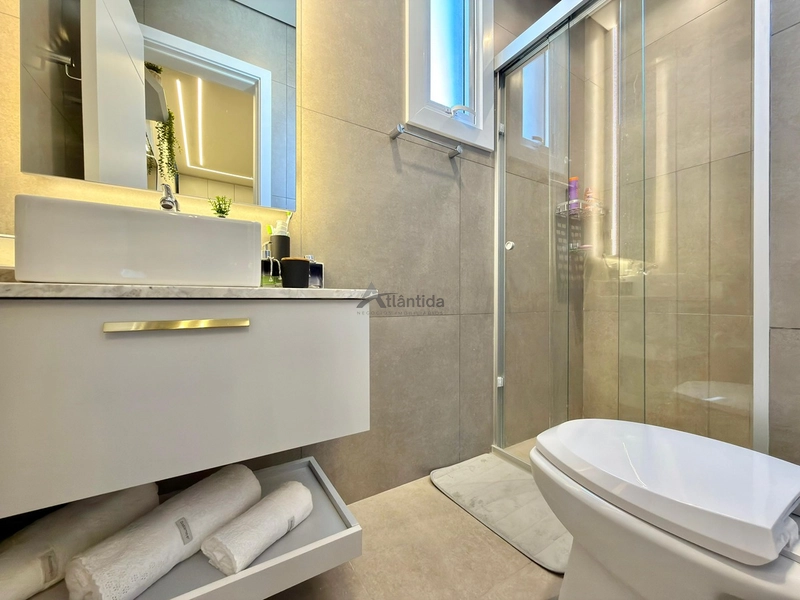 Apartamento no Livin Resort Atlântida com 2 dormitórios, sacada de frente com vista para o mar, mobiliado e decorado, climatização completa e box duplo.: 16ª foto da galeria de imagens do imóvel