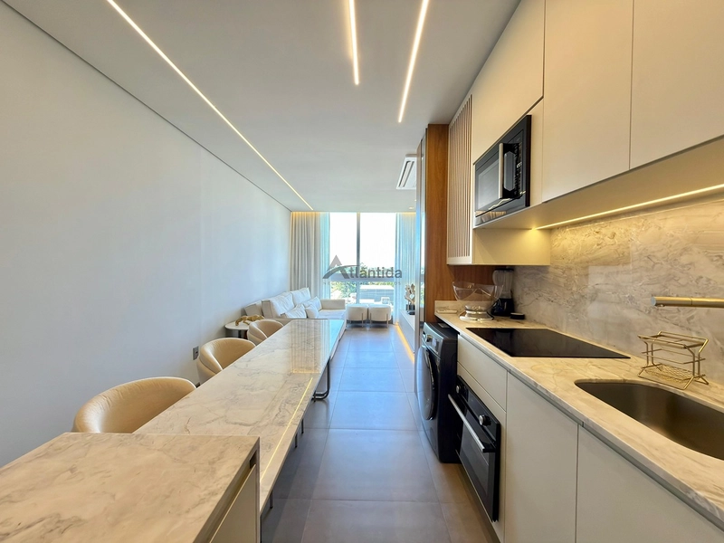 Apartamento no Livin Resort Atlântida com 2 dormitórios, sacada de frente com vista para o mar, mobiliado e decorado, climatização completa e box duplo.: 10ª foto da galeria de imagens do imóvel