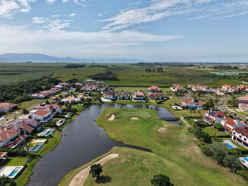 Casa no Condomínio Green Village com 4 suítes, lote de 902,70 m², mobiliada e decorada, com placas solares, vista para o lago e campo de golfe.: 41ª foto da galeria de imagens do imóvel