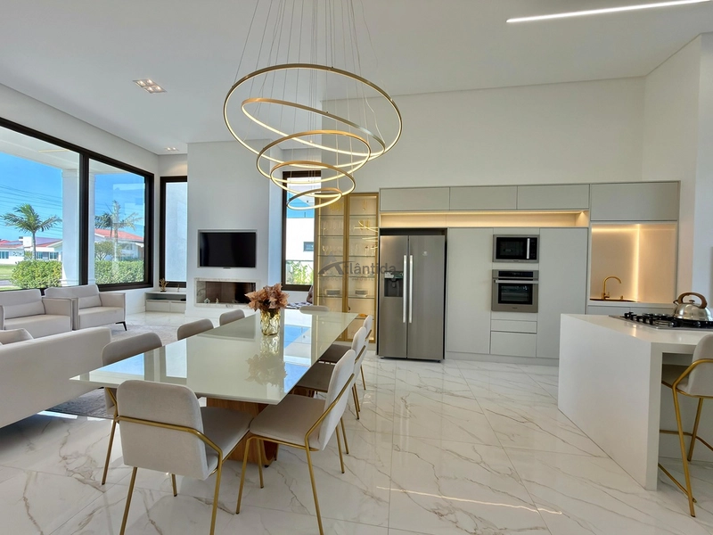 Casa no Condomínio Green Village com 4 suítes, lote de 902,70 m², mobiliada e decorada, com placas solares, vista para o lago e campo de golfe.: 12ª foto da galeria de imagens do imóvel