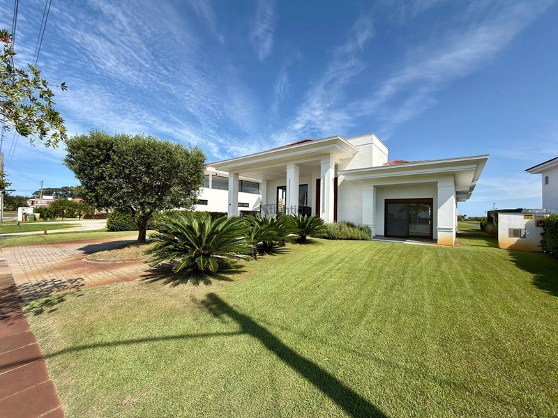 Casa no Condomínio Green Village com 4 suítes, lote de 902,70 m², mobiliada e decorada, com placas solares, vista para o lago e campo de golfe.: 2ª foto da galeria de imagens do imóvel