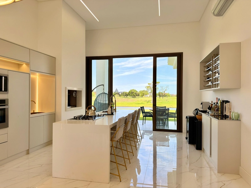 Casa no Condomínio Green Village com 4 suítes, lote de 902,70 m², mobiliada e decorada, com placas solares, vista para o lago e campo de golfe.: 13ª foto da galeria de imagens do imóvel