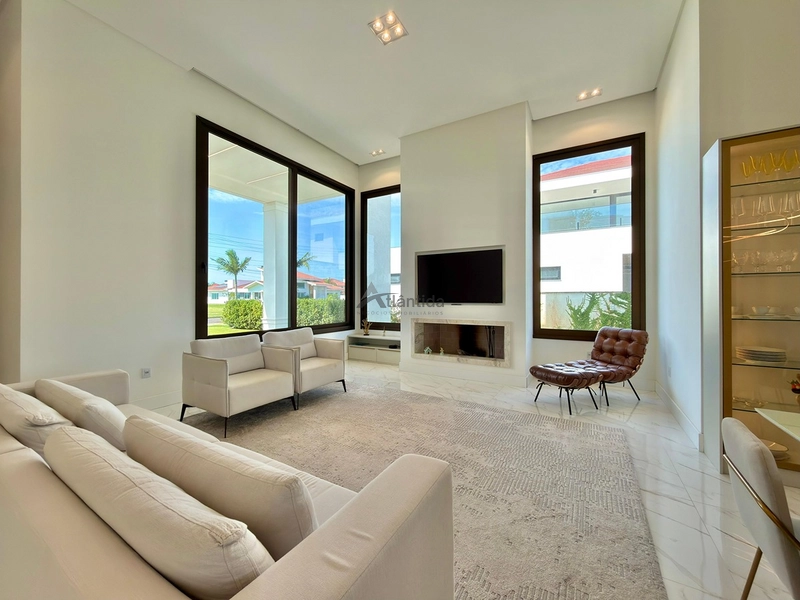 Casa no Condomínio Green Village com 4 suítes, lote de 902,70 m², mobiliada e decorada, com placas solares, vista para o lago e campo de golfe.: 8ª foto da galeria de imagens do imóvel