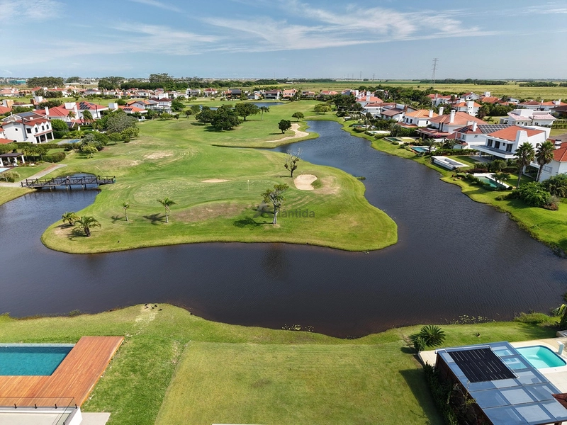 Casa no Condomínio Green Village com 4 suítes, lote de 902,70 m², mobiliada e decorada, com placas solares, vista para o lago e campo de golfe.: 39ª foto da galeria de imagens do imóvel