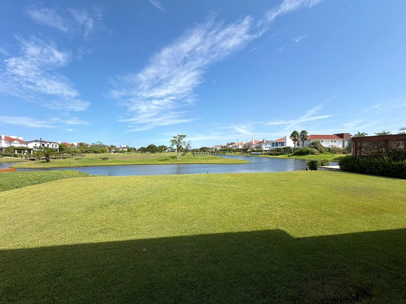 Casa no Condomínio Green Village com 4 suítes, lote de 902,70 m², mobiliada e decorada, com placas solares, vista para o lago e campo de golfe.: 6ª foto da galeria de imagens do imóvel