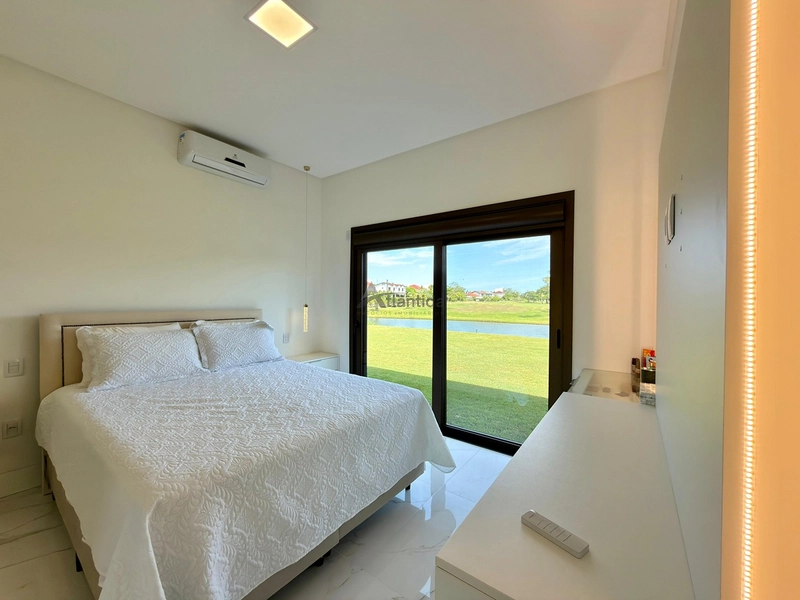 Casa no Condomínio Green Village com 4 suítes, lote de 902,70 m², mobiliada e decorada, com placas solares, vista para o lago e campo de golfe.: 18ª foto da galeria de imagens do imóvel