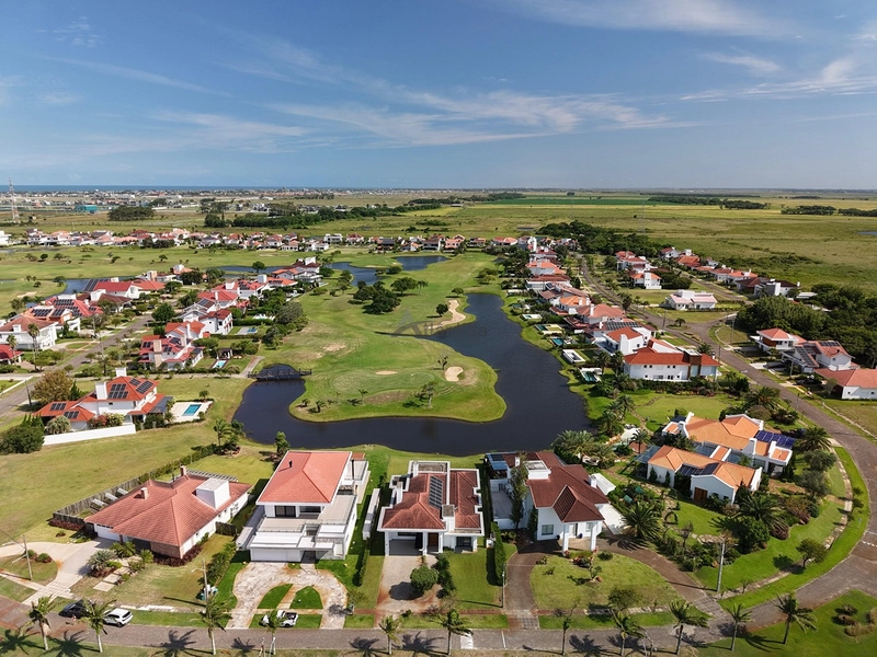 Casa no Condomínio Green Village com 4 suítes, lote de 902,70 m², mobiliada e decorada, com placas solares, vista para o lago e campo de golfe.: 40ª foto da galeria de imagens do imóvel