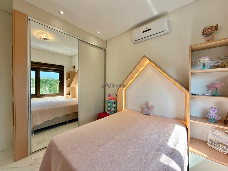 Casa no Condomínio Green Village com 4 suítes, lote de 902,70 m², mobiliada e decorada, com placas solares, vista para o lago e campo de golfe.: 25ª foto da galeria de imagens do imóvel