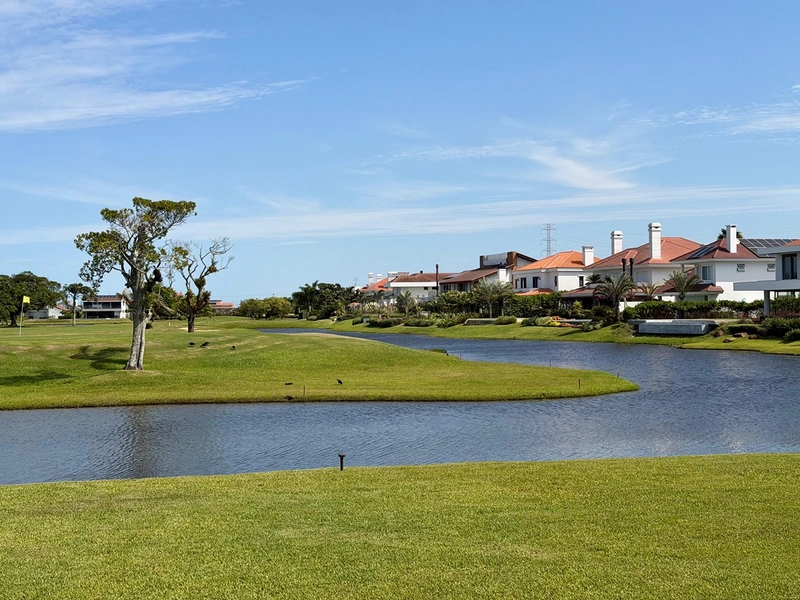 Casa no Condomínio Green Village com 4 suítes, lote de 902,70 m², mobiliada e decorada, com placas solares, vista para o lago e campo de golfe.: 37ª foto da galeria de imagens do imóvel