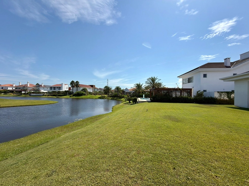Casa no Condomínio Green Village com 4 suítes, lote de 902,70 m², mobiliada e decorada, com placas solares, vista para o lago e campo de golfe.: 5ª foto da galeria de imagens do imóvel
