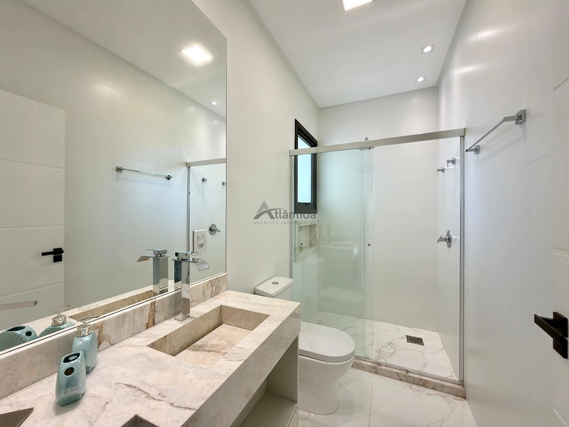 Casa no Condomínio Green Village com 4 suítes, lote de 902,70 m², mobiliada e decorada, com placas solares, vista para o lago e campo de golfe.: 31ª foto da galeria de imagens do imóvel