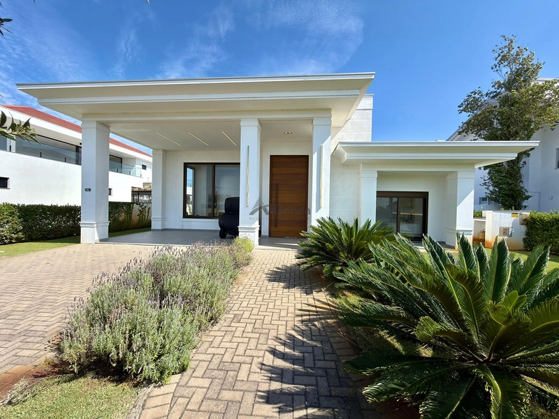 Casa no Condomínio Green Village com 4 suítes, lote de 902,70 m², mobiliada e decorada, com placas solares, vista para o lago e campo de golfe.: 3ª foto da galeria de imagens do imóvel