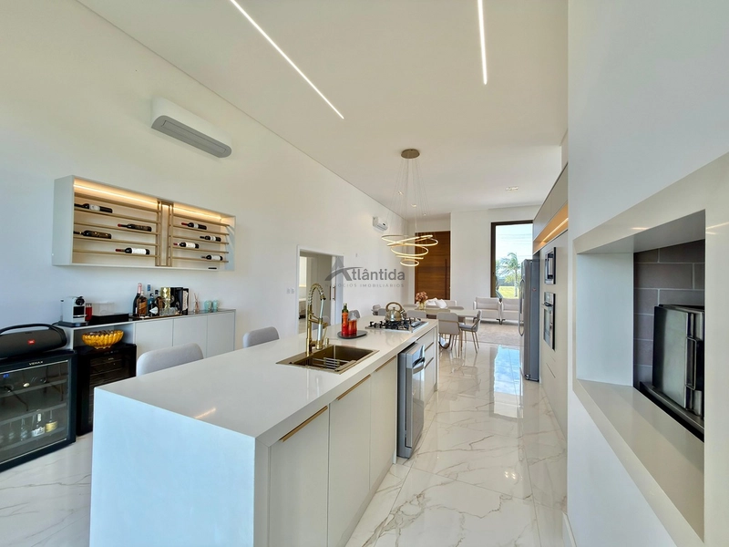 Casa no Condomínio Green Village com 4 suítes, lote de 902,70 m², mobiliada e decorada, com placas solares, vista para o lago e campo de golfe.: 17ª foto da galeria de imagens do imóvel