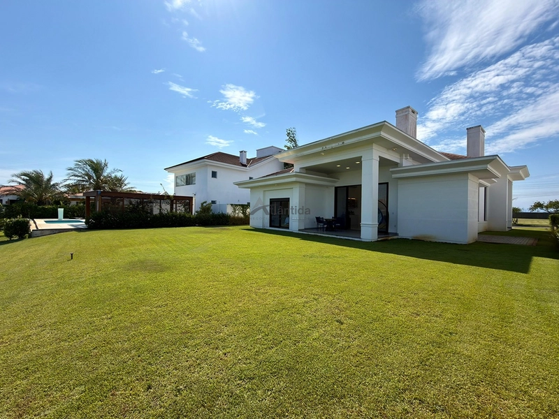 Casa no Condomínio Green Village com 4 suítes, lote de 902,70 m², mobiliada e decorada, com placas solares, vista para o lago e campo de golfe.: 4ª foto da galeria de imagens do imóvel