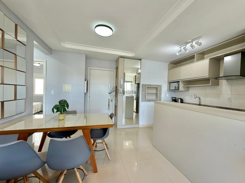 Apartamento de frente para a praça na Zona Nova, com 2 dormitórios, sacada de frente, sol da manhã, mobiliado e decorado, em edifício com infraestrutura completa.: 11ª foto da galeria de imagens do imóvel