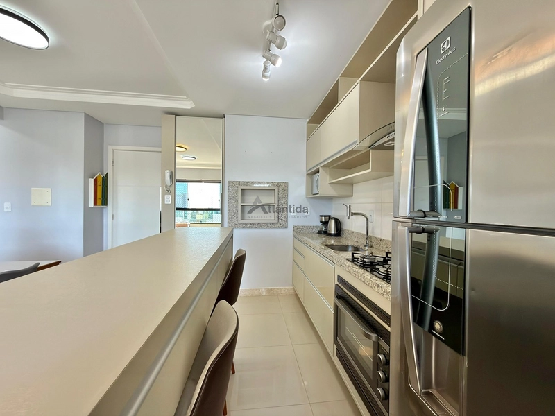 Apartamento de frente para a praça na Zona Nova, com 2 dormitórios, sacada de frente, sol da manhã, mobiliado e decorado, em edifício com infraestrutura completa.: 7ª foto da galeria de imagens do imóvel