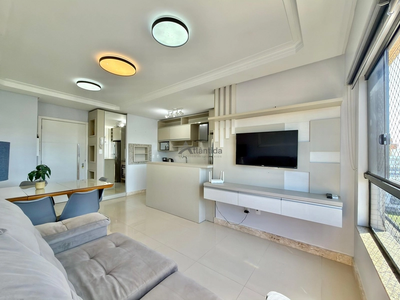 Apartamento de frente para a praça na Zona Nova, com 2 dormitórios, sacada de frente, sol da manhã, mobiliado e decorado, em edifício com infraestrutura completa.: 3ª foto da galeria de imagens do imóvel