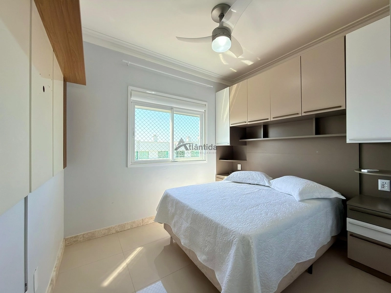 Apartamento de frente para a praça na Zona Nova, com 2 dormitórios, sacada de frente, sol da manhã, mobiliado e decorado, em edifício com infraestrutura completa.: 15ª foto da galeria de imagens do imóvel