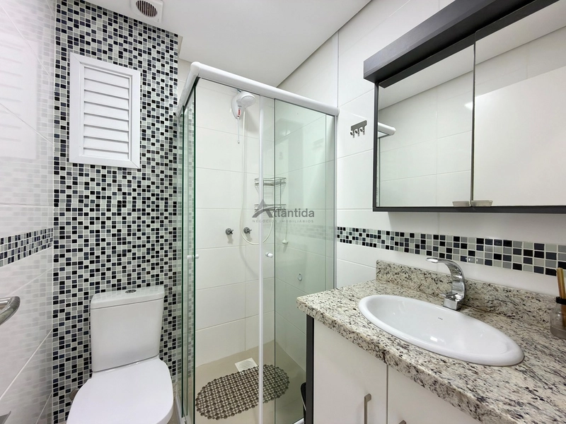 Apartamento de frente para a praça na Zona Nova, com 2 dormitórios, sacada de frente, sol da manhã, mobiliado e decorado, em edifício com infraestrutura completa.: 12ª foto da galeria de imagens do imóvel