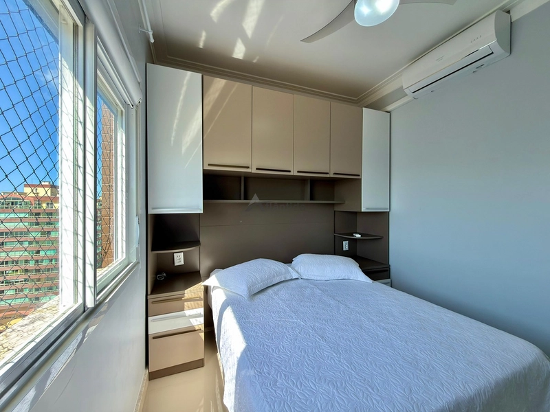 Apartamento de frente para a praça na Zona Nova, com 2 dormitórios, sacada de frente, sol da manhã, mobiliado e decorado, em edifício com infraestrutura completa.: 17ª foto da galeria de imagens do imóvel