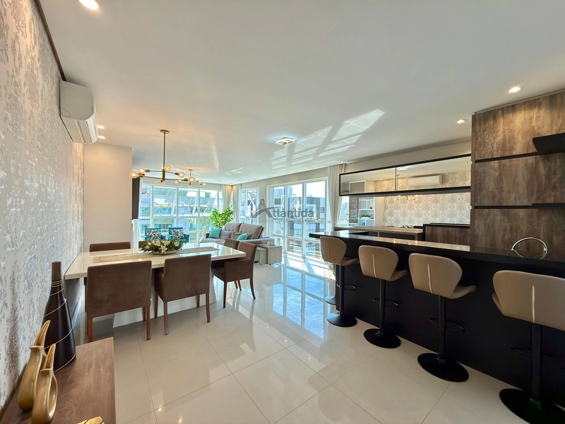 Apartamento na Zona Nova com vista para o mar, 146 m² privativos, 3 suítes, lareira, mobiliado e decorado, em edifício com piscina aquecida.: 6ª foto da galeria de imagens do imóvel
