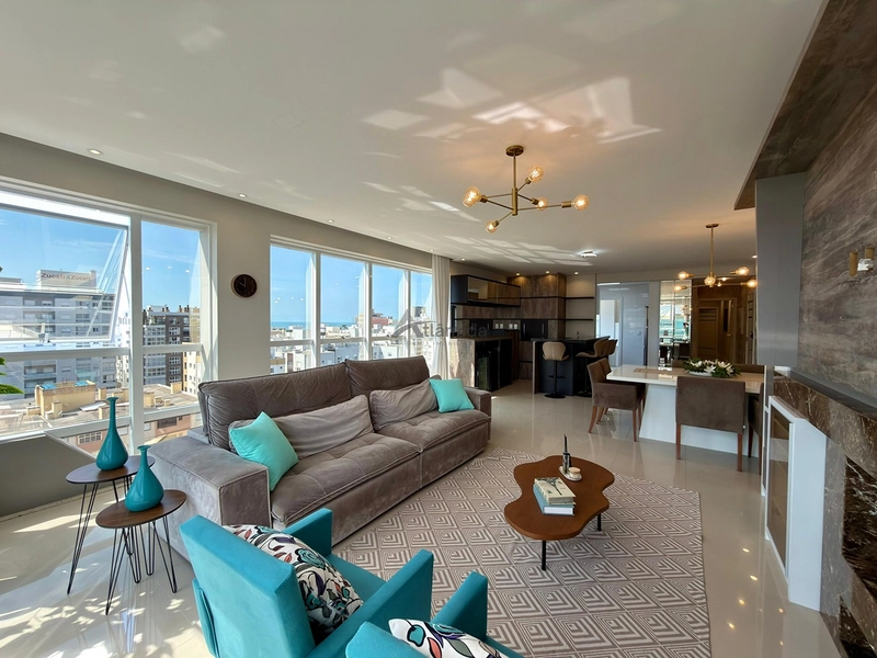 Apartamento na Zona Nova com vista para o mar, 146 m² privativos, 3 suítes, lareira, mobiliado e decorado, em edifício com piscina aquecida.: 5ª foto da galeria de imagens do imóvel