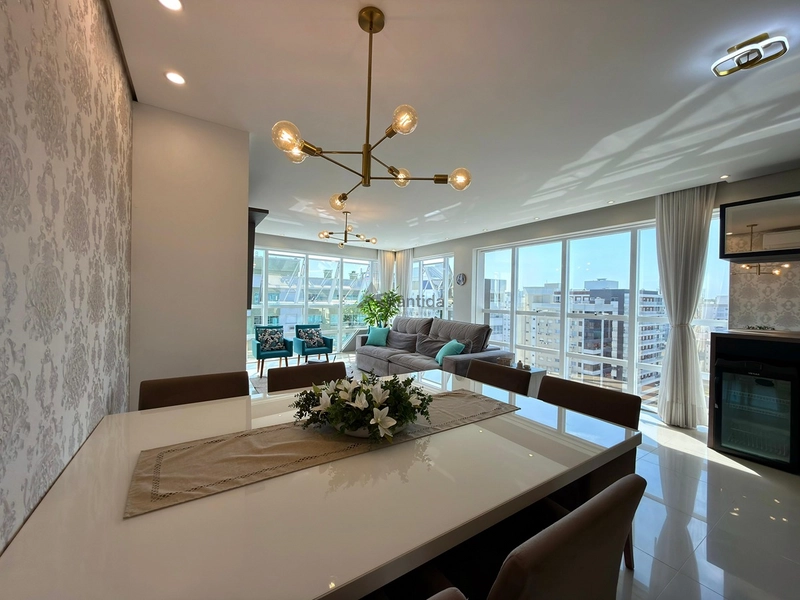 Apartamento na Zona Nova com vista para o mar, 146 m² privativos, 3 suítes, lareira, mobiliado e decorado, em edifício com piscina aquecida.: 7ª foto da galeria de imagens do imóvel