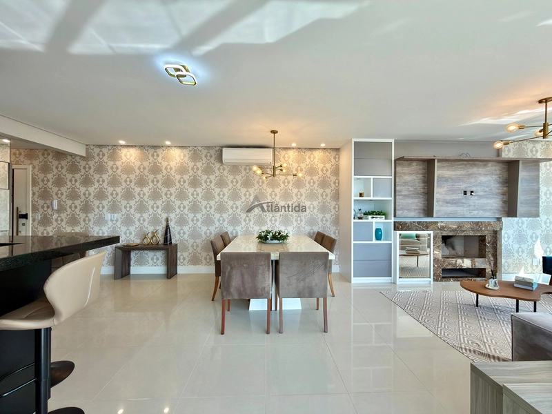 Apartamento na Zona Nova com vista para o mar, 146 m² privativos, 3 suítes, lareira, mobiliado e decorado, em edifício com piscina aquecida.: 9ª foto da galeria de imagens do imóvel