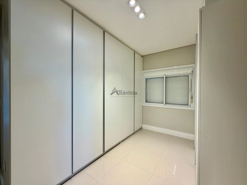 Apartamento na Zona Nova com vista para o mar, 146 m² privativos, 3 suítes, lareira, mobiliado e decorado, em edifício com piscina aquecida.: 25ª foto da galeria de imagens do imóvel