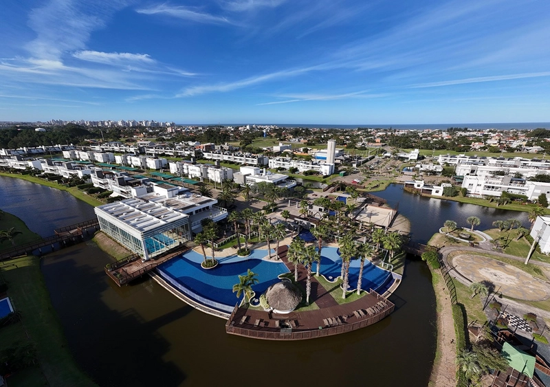 Casa mobiliada beira lago com piscina aquecida no Condomínio Rossi.: 2ª foto da galeria de imagens do imóvel