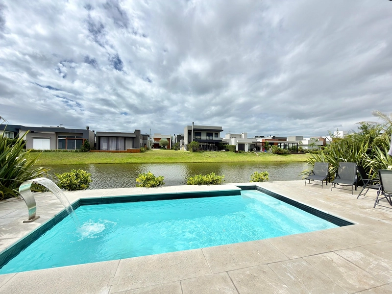 Sobrado beira lago no Capão Ilhas Resort com 350 m², 5 suítes, piscina, lareira, espaço gourmet, mobiliado e decorado, com vaga coberta para 2 carros.: 16ª foto da galeria de imagens do imóvel