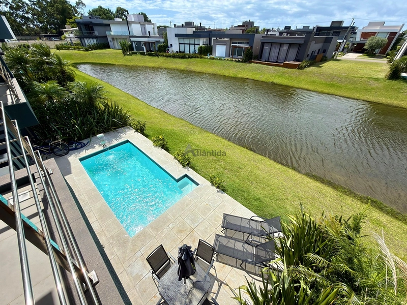 Sobrado beira lago no Capão Ilhas Resort com 350 m², 5 suítes, piscina, lareira, espaço gourmet, mobiliado e decorado, com vaga coberta para 2 carros.: 33ª foto da galeria de imagens do imóvel