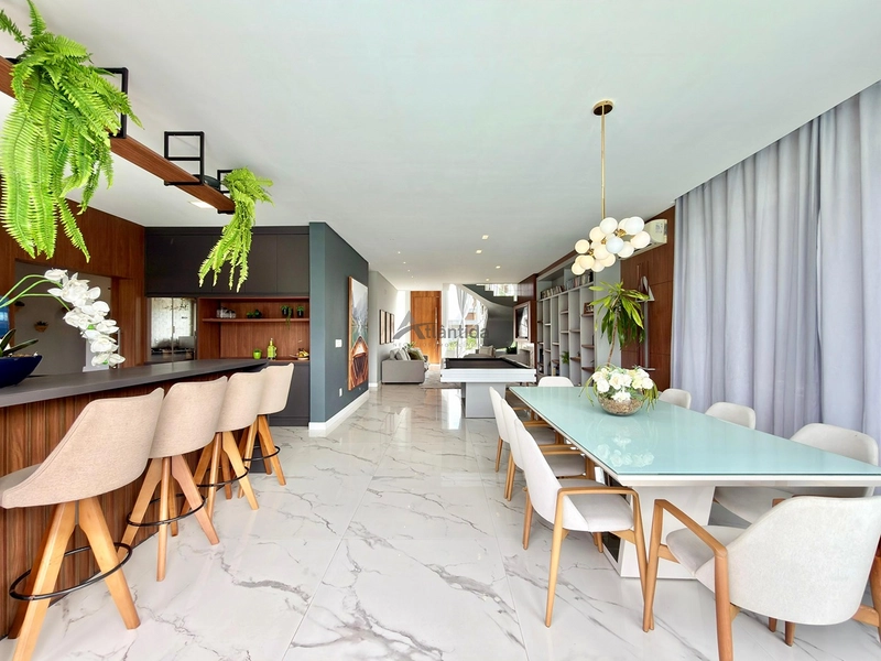 Sobrado beira lago no Capão Ilhas Resort com 350 m², 5 suítes, piscina, lareira, espaço gourmet, mobiliado e decorado, com vaga coberta para 2 carros.: 7ª foto da galeria de imagens do imóvel